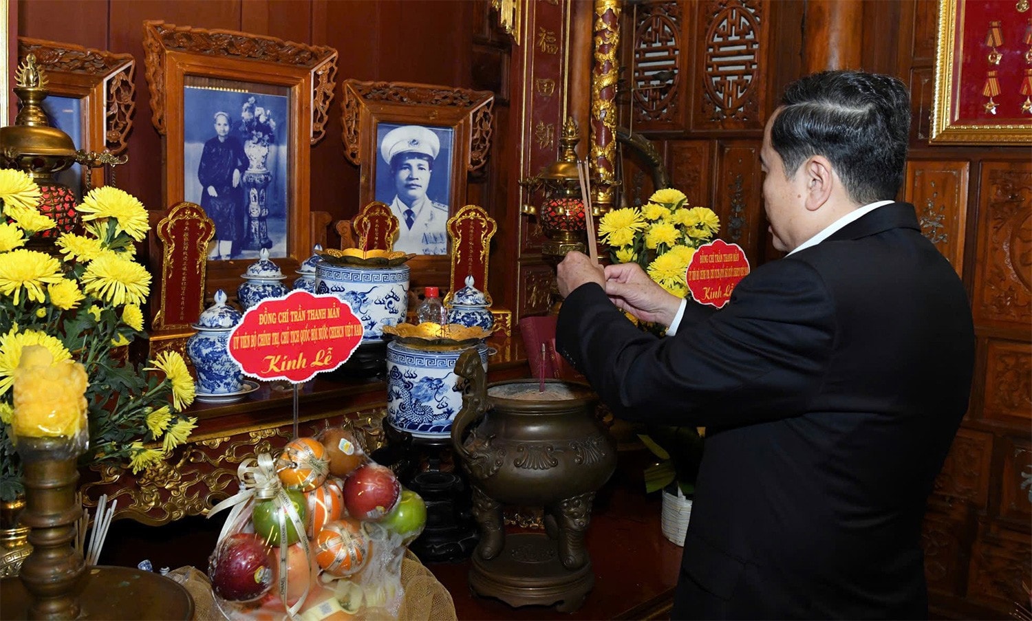 Chủ tịch Quốc hội Trần Thanh Mẫn dâng hương tưởng niệm Đại tướng Nguyễn Chí Thanh tại Bảo tàng Đại tướng Nguyễn Chí Thanh. Ảnh: Lâm Hiển