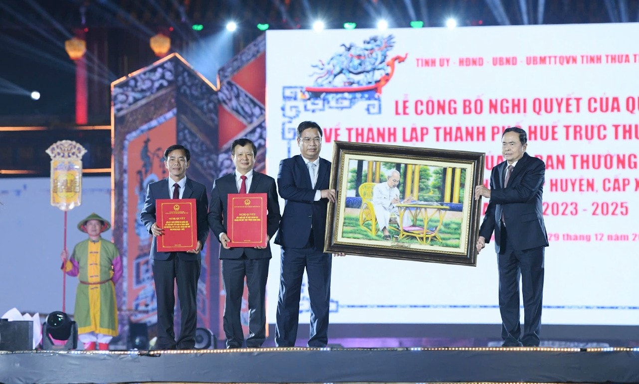 Chủ tịch Quốc hội Trần Thanh Mẫn trao tặng Đảng bộ, chính quyền và Nhân dân Thành phố Huế bức tranh Chủ tịch Hồ Chí Minh. Ảnh: Lâm Hiển