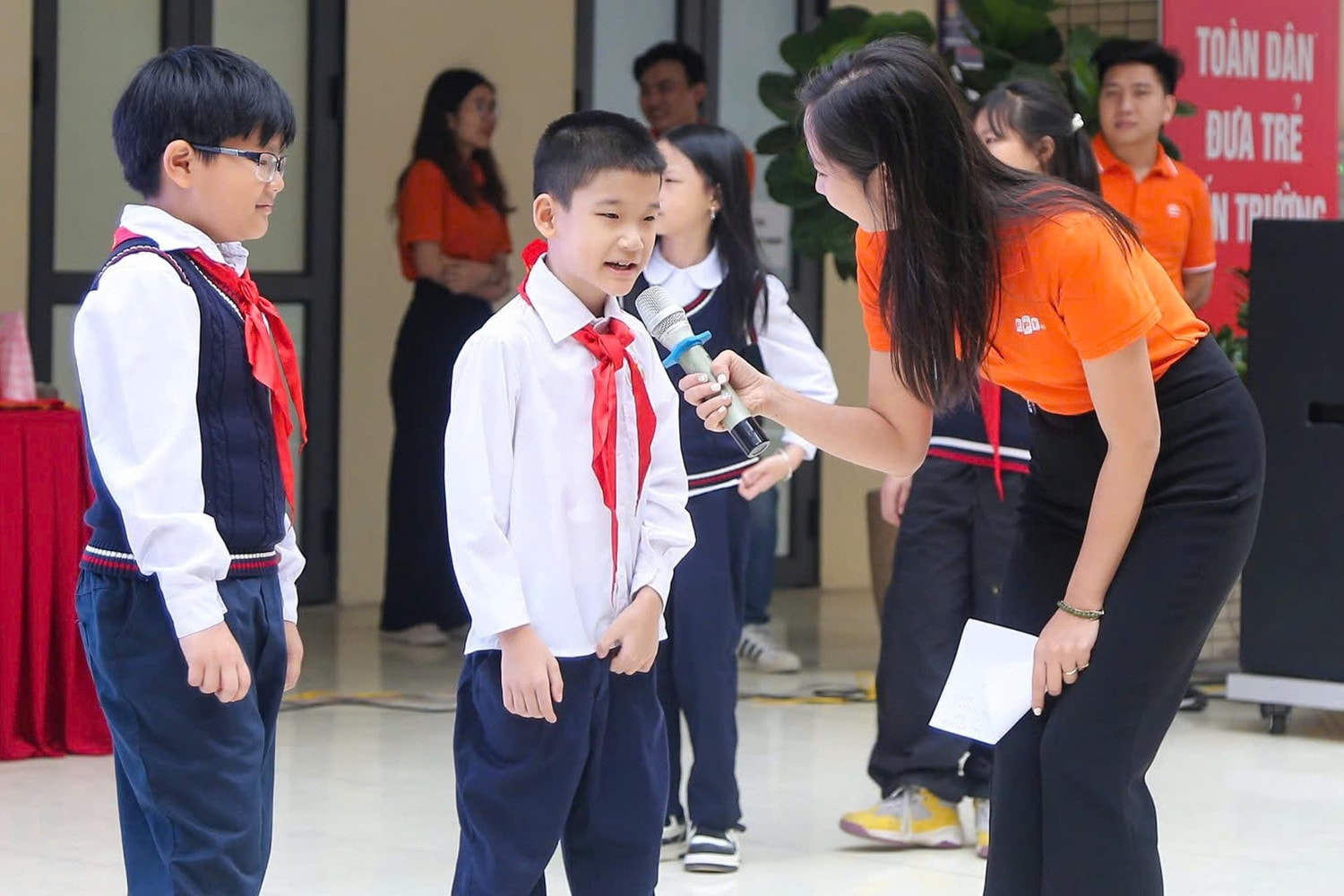 Nhà trường áp dụng phương pháp tuyên truyền cho giáo viên và phụ huynh học sinh về hoạt động giáo dục