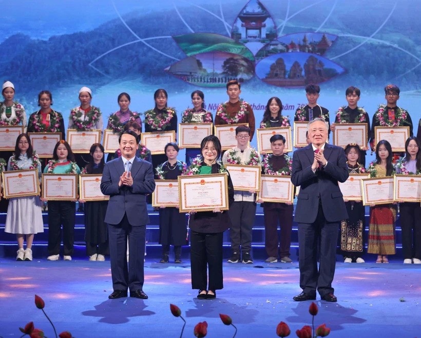 Permanent Deputy Prime Minister Nguyen Hoa Binh (front, right) and Minister-Chairman of the Committee for Ethnic Minority Affairs Hau A Lenh (front, left) present certificates of merit to ethnic minority students and youths at the ceremony on December 28. (Photo: VNA) outstanding-ethnic-minority-students-youths-honoured.jpg