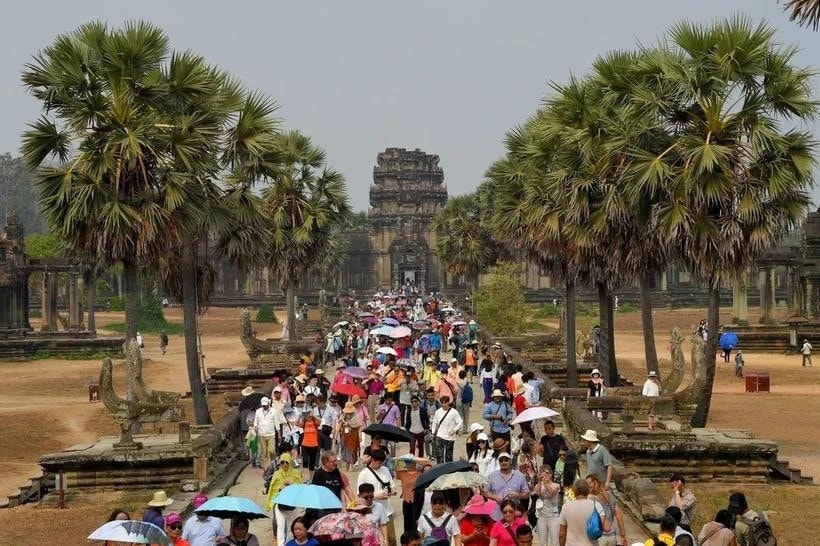 Cambodian's reduction of e-visa fees aims to attract more tourists and investors. (Photo: AFP/VNA) visitors-to-cambodia.jpg