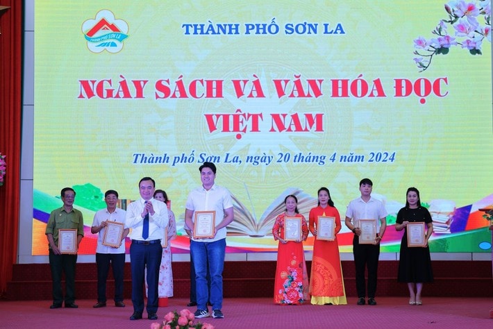 Bí thư Thành ủy Sơn La Hà Trung Chiến trao giải cuộc thi giới thiệu sách năm 2024