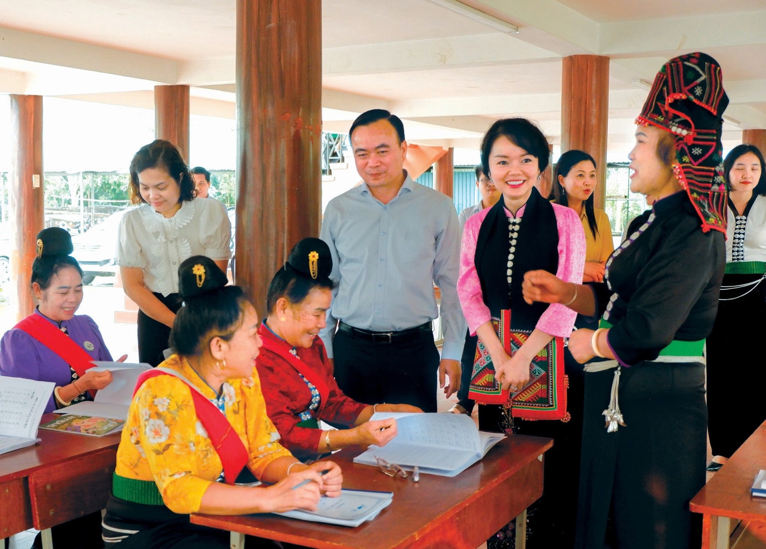 Nhà nghiên cứu chữ Thái Lò Mai Cương giới thiệu về lớp học chữ Thái tại Ngôi nhà Trí tuệ bản Mé Ban