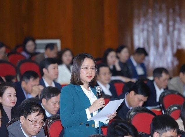 Đại biểu Lê Thị Hương chất vấn về tình trạng ô nhiễm môi trường do chất thải chăn nuôi. Ảnh: Minh Hiếu