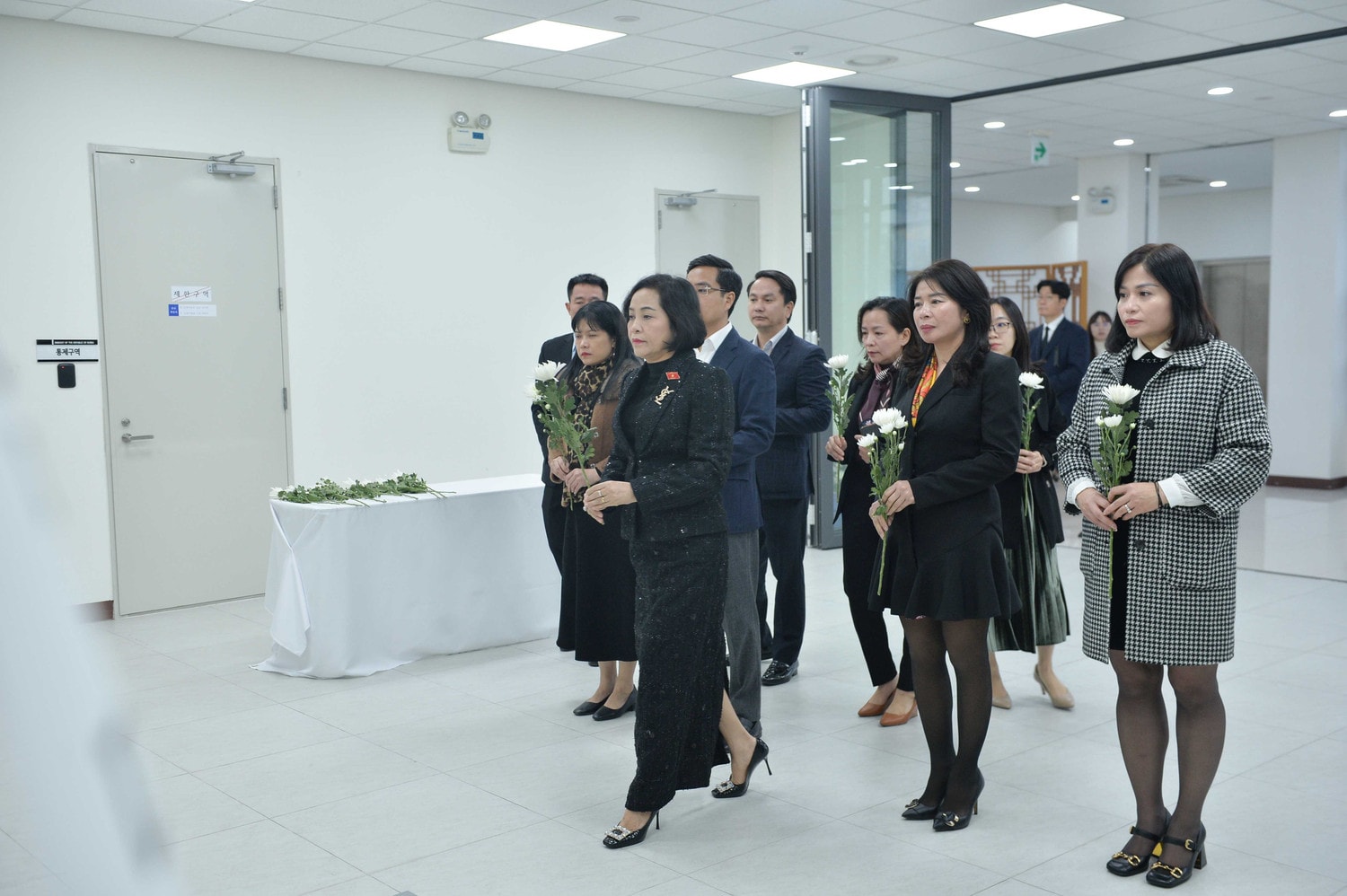 pho-chu-tich-quoc-hoi-nguyen-thi-thanh-dat-hoa-tuong-niem.jpg
