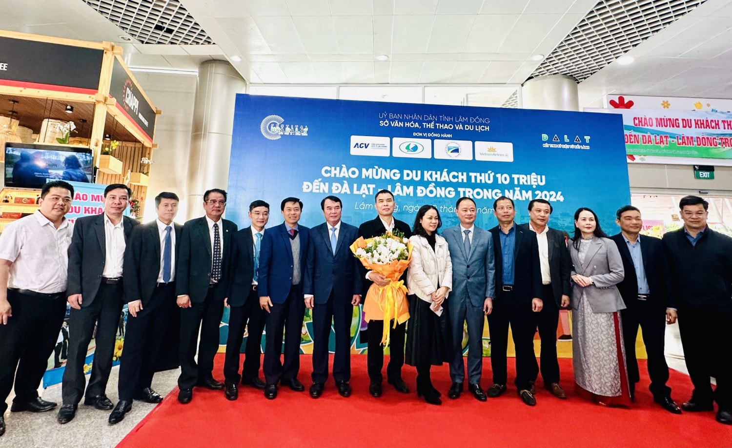 anh-1-vietnam-airlines-da-phoi-hop-voi-tinh-lam-dong-to-chuc-su-kien-chao-don-vi-khach-thu-10-trieu-trong-nam-2024-anh-vna.jpg