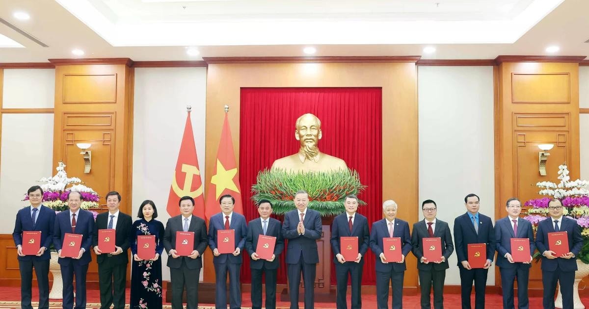 Party General Secretary To Lam presents decisions on the authority, functions, tasks, organisational structures, and working relations of the 13 agencies. (Photo: VNA) img-5716.jpg