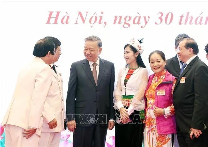 Party General Secretary To Lam meets with representatives of artists and writers from across the country in Hanoi on December 30. (Photo: VNA) img-5715.jpg