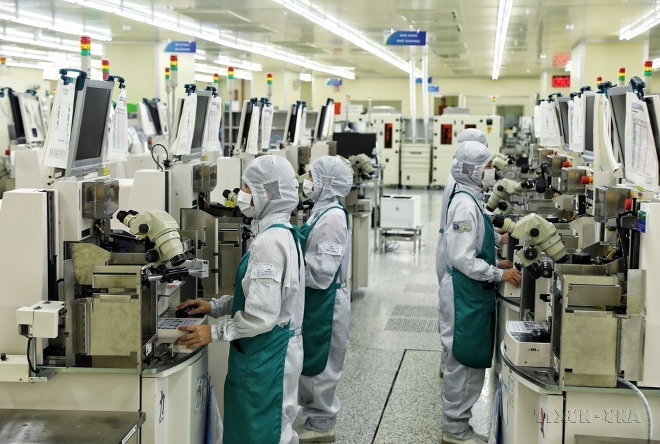 Modern production line of Korean-invested Hana Micron Vina Co., Ltd. in Van Trung Industrial Park (Bac Giang) (Photo: VNA) Modern production line of Korean-invested Hana Micron Vina Co., Ltd. in Van Trung Industrial Park (Bac Giang) (Photo: VNA)