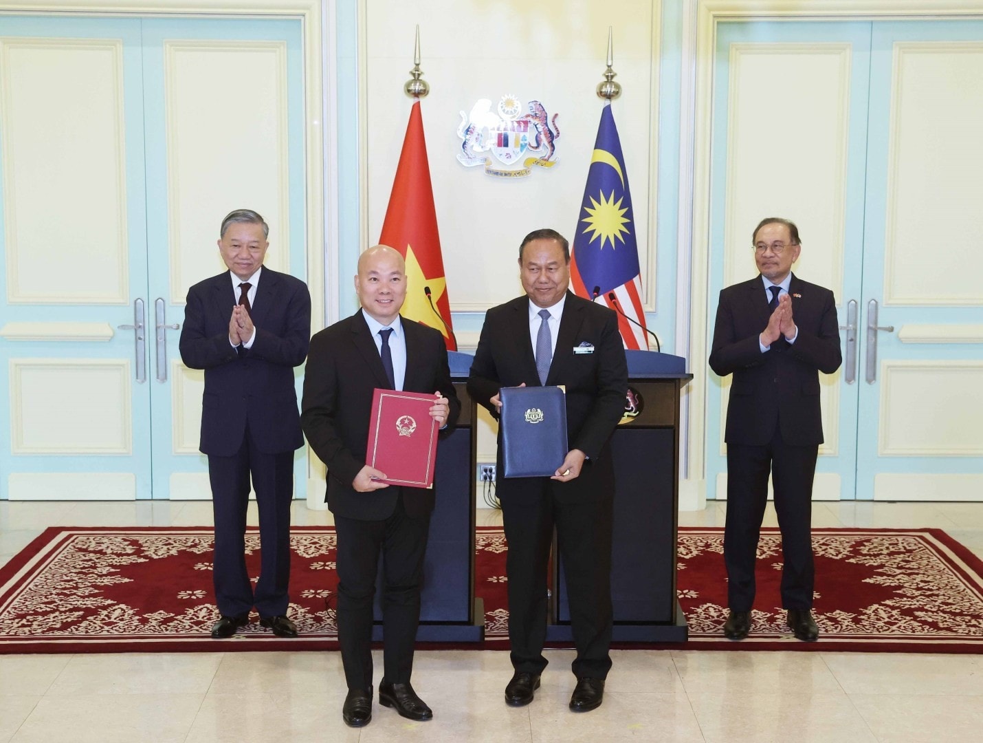 Party General Secretary To Lam (left, second row) and Malaysian Prime Minister Anwar Ibrahim witness the exchange of cooperation documents between the two countries during the former’s visit to Malaysia in November 2024. (Photo: VNA) Party General Secretary To Lam (left, second row) and Malaysian Prime Minister Anwar Ibrahim witness the exchange of cooperation documents between the two countries during the former’s visit to Malaysia in November 2024. (Photo: VNA)