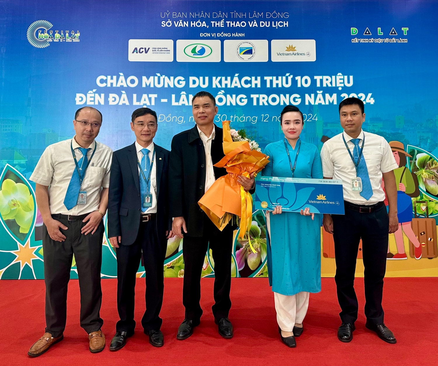 anh-2-vietnam-airlines-da-trao-tang-nhung-phan-qua-y-nghia-va-ve-may-bay-cho-vi-khach-thu-10-trieu-anh-vna.jpg