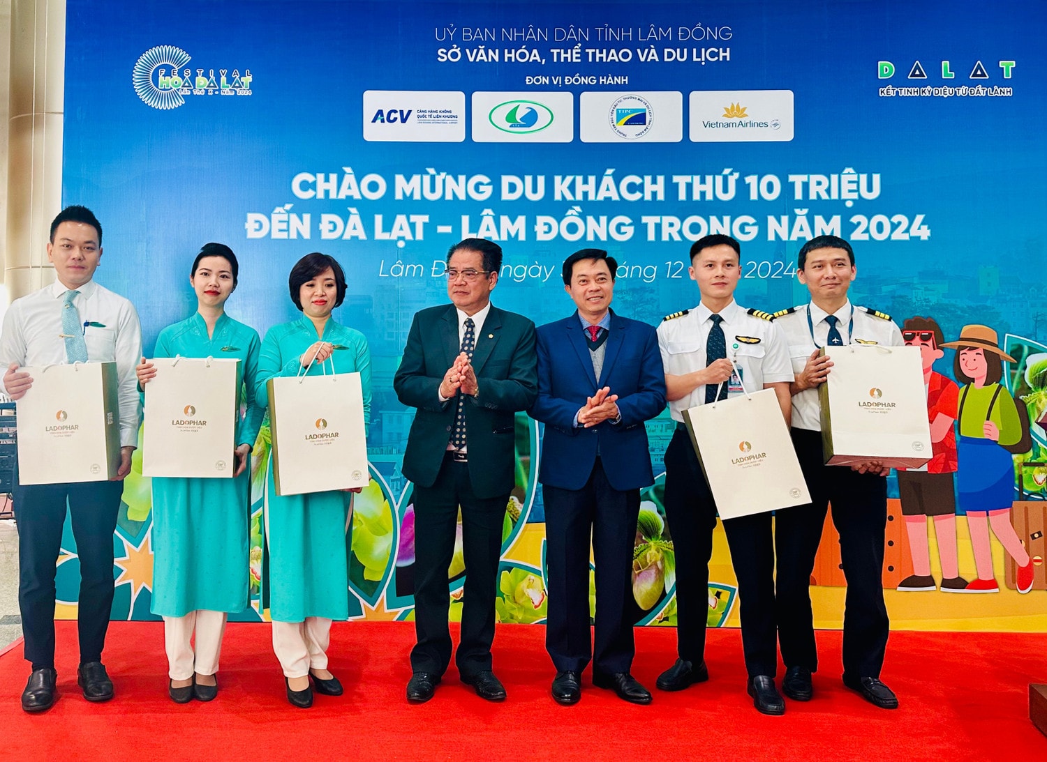 anh-3-dai-dien-tinh-lam-dong-trao-nhung-phan-qua-luu-niem-cho-to-bay-cua-vietnam-airlines-anh-vna.jpg