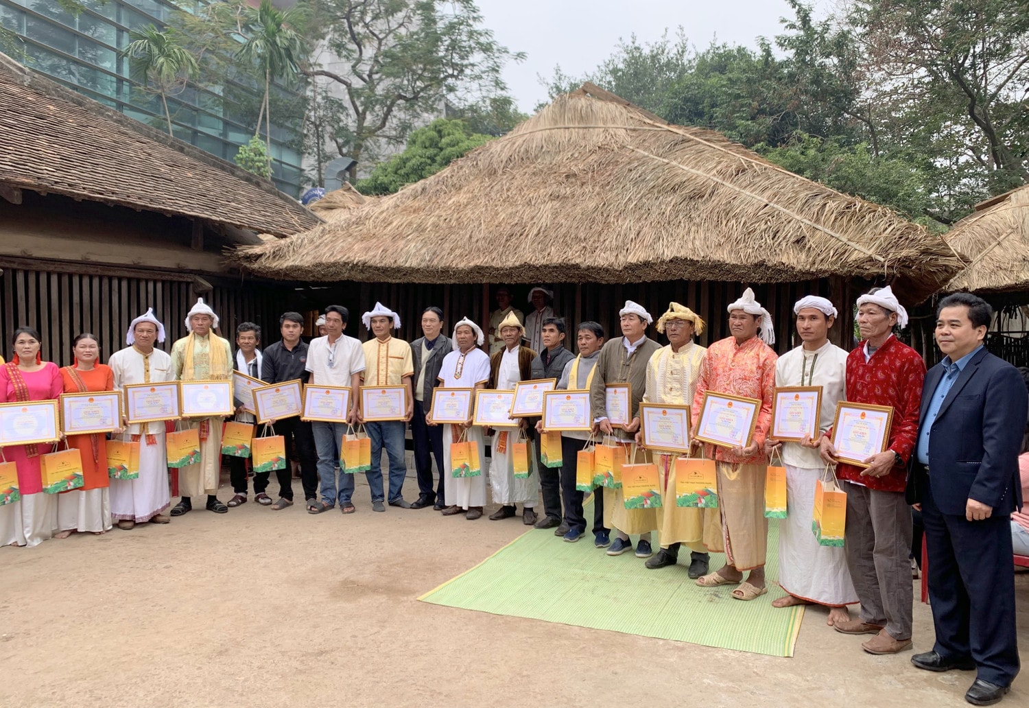 Lãnh đạo Bảo tàng Dân tộc học Việt Nam trao giấy khen với nhóm cộng đồng Chăm tham gia sửa nhà tại Bảo tàng
