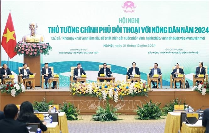 Thủ tướng Phạm Minh Chính và đại diện lãnh đạo các ban, bộ, hội chủ trì đối thoại với nông dân. Ảnh: Dương Giang/TTXVN