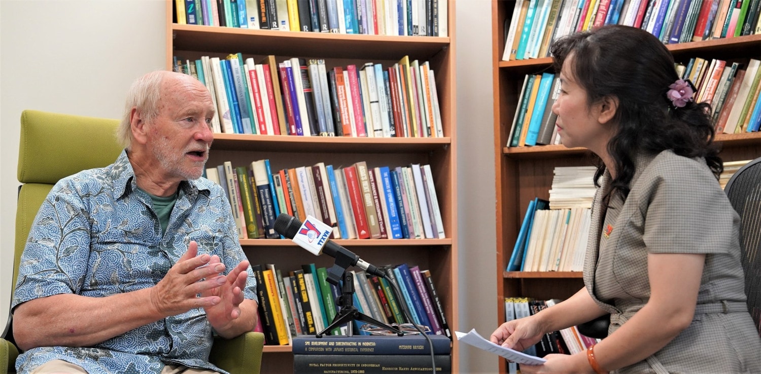 Hal Hill, an emeritus professor at the Crawford School of Public Policy at the Australian National University, talks to Vietnam News Agency reporter. Hal Hill, an emeritus professor at the Crawford School of Public Policy at the Australian National University, talks to Vietnam News Agency reporter.