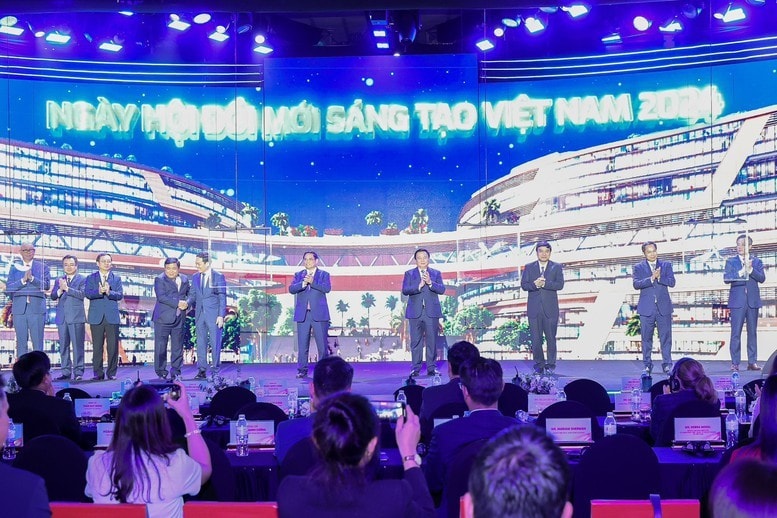 Thủ tướng Chính phủ Phạm Minh Chính và các đại biểu thực hiện nghi thức khai mạc Ngày hội Đổi mới sáng tạo Việt Nam 2024 và lễ kỷ niệm 5 năm thành lập Trung tâm Đổi mới sáng tạo Quốc gia, ngày 1.10. Ảnh: VGP/Nhật Bắc