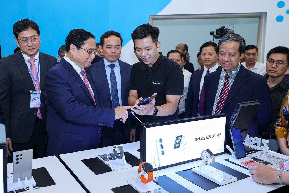 Thủ tướng Chính phủ Phạm Minh Chính và các đại biểu thăm các gian trưng bày sản phẩm đổi mới sáng tạo tại Ngày hội Đổi mới sáng tạo Việt Nam 2024. Ảnh: VGP
