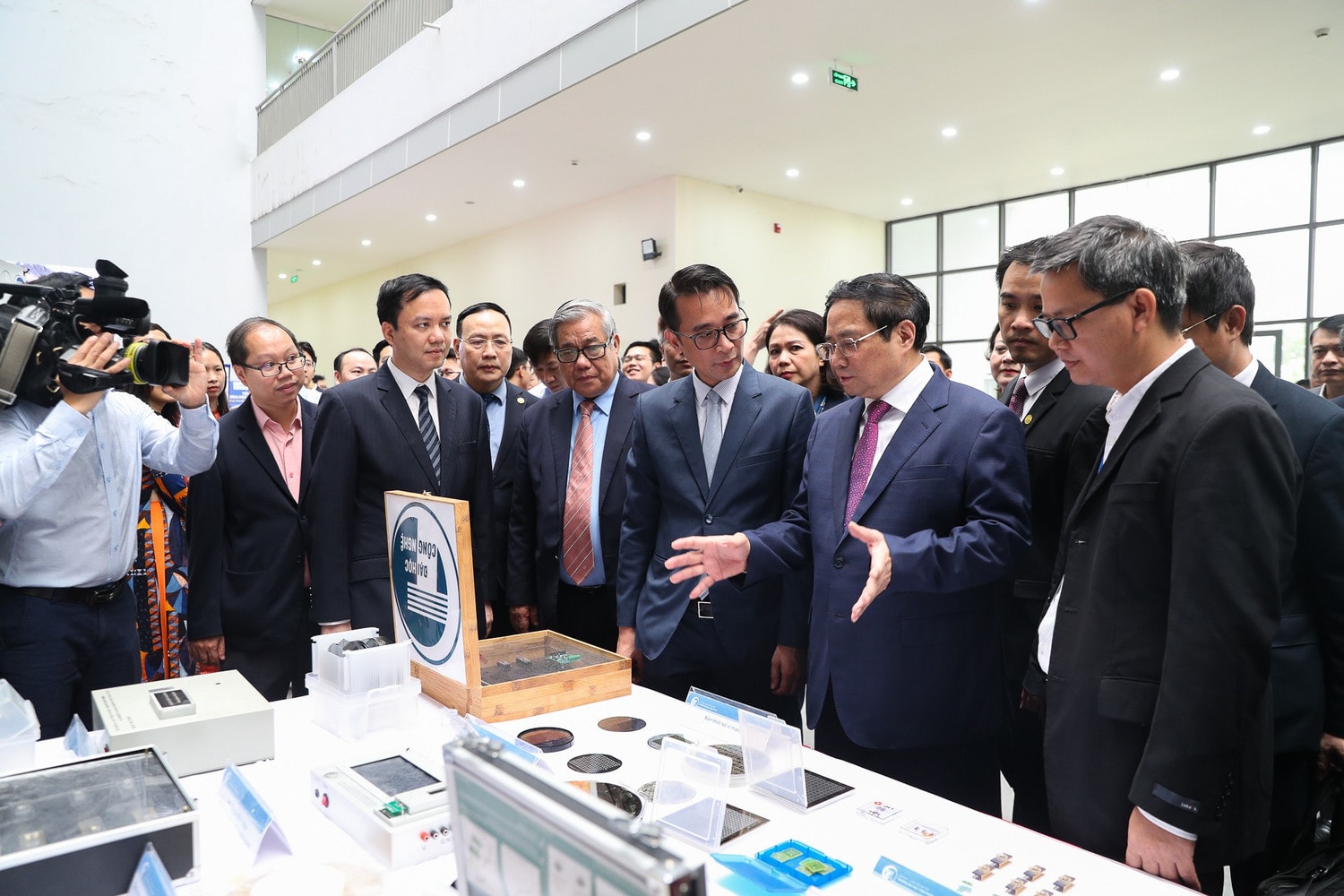 vnu-thu-tuong-pham-minh-chinh-lam-viec-voi-dhqghn-38.jpg