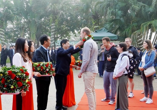 Đại diện lãnh đạo Ban Quản lý Vườn Quốc gia Phong Nha-Kẻ Bàng tặng hoa chào mừng du khách đầu tiên đến tham quan năm 2025. Ảnh: TTXVN