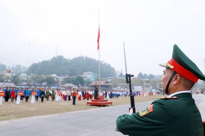 Không khí trang nghiêm tại lễ chào cờ chào năm mới năm 2025. Ảnh: Quý Trung/TTXVN