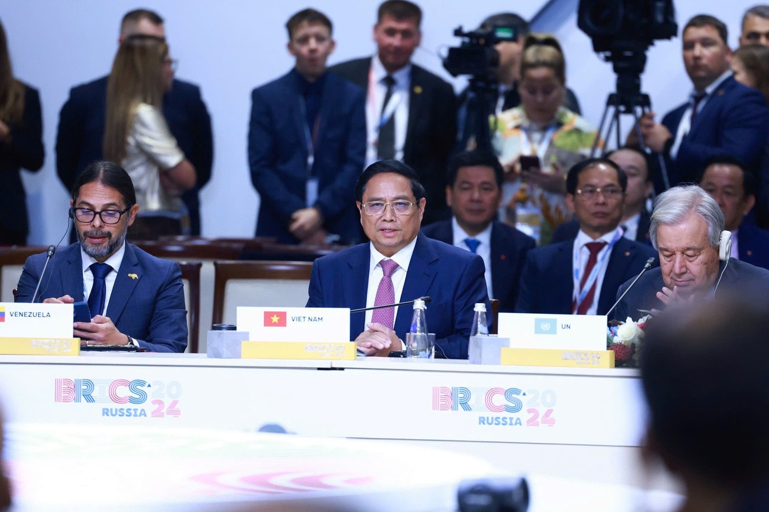 Thủ tướng Phạm Minh Chính phát biểu tại phiên toàn thể Hội nghị BRICS mở rộng, đề xuất 5 kết nối chiến lược. Ảnh: Đoàn Bắc