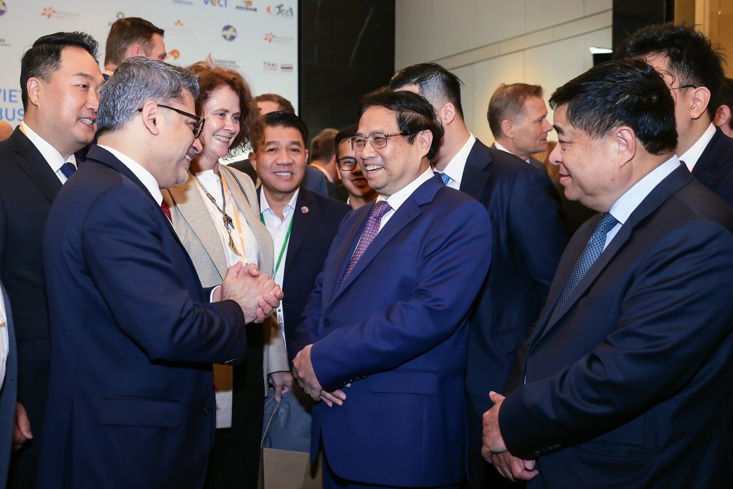 Thủ tướng Chính phủ Phạm Minh Chính trao đổi cùng đại diện các doanh nghiệp FDI tại Hội nghị gặp gỡ cộng đồng doanh nghiệp có vốn đầu tư trực tiếp nước ngoài (FDI) và Diễn đàn Doanh nghiệp Việt Nam thường niên năm 2024 (VBF 2024). Ảnh: VGP/Nhật Bắc