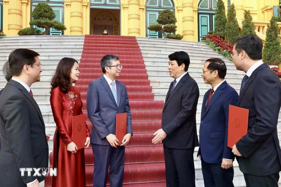 Chủ tịch nước Lương Cường với lãnh đạo và cán bộ Bộ Ngoại giao được phong hàm Đại sứ. Ảnh: Lâm Khánh/TTXVN
