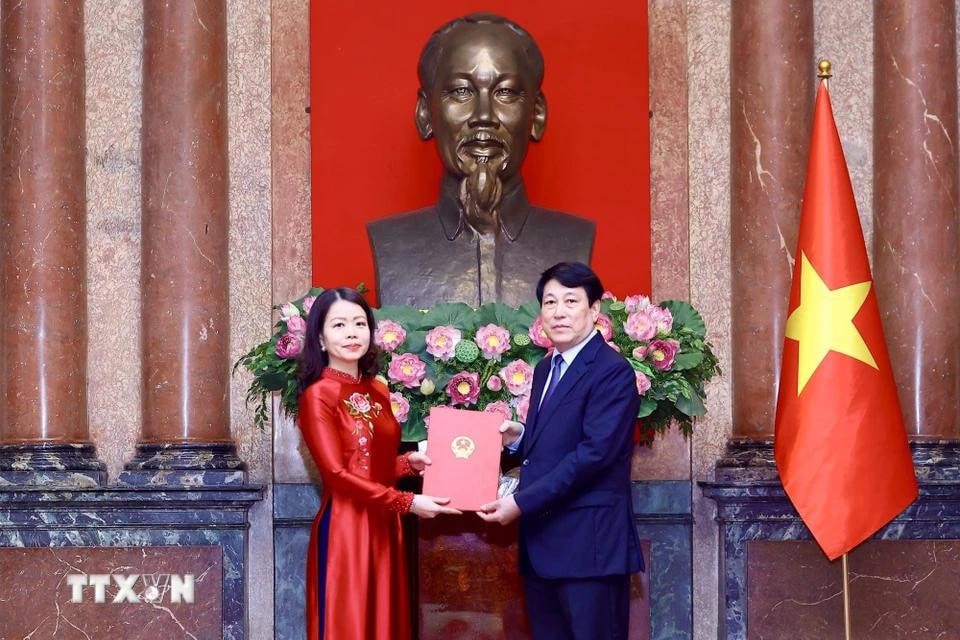 Chủ tịch nước Lương Cường trao quyết định phong hàm Đại sứ cấp 2 cho Thứ trưởng Bộ Ngoại giao Nguyễn Minh Hằng. Ảnh: Lâm Khánh/TTXVN
