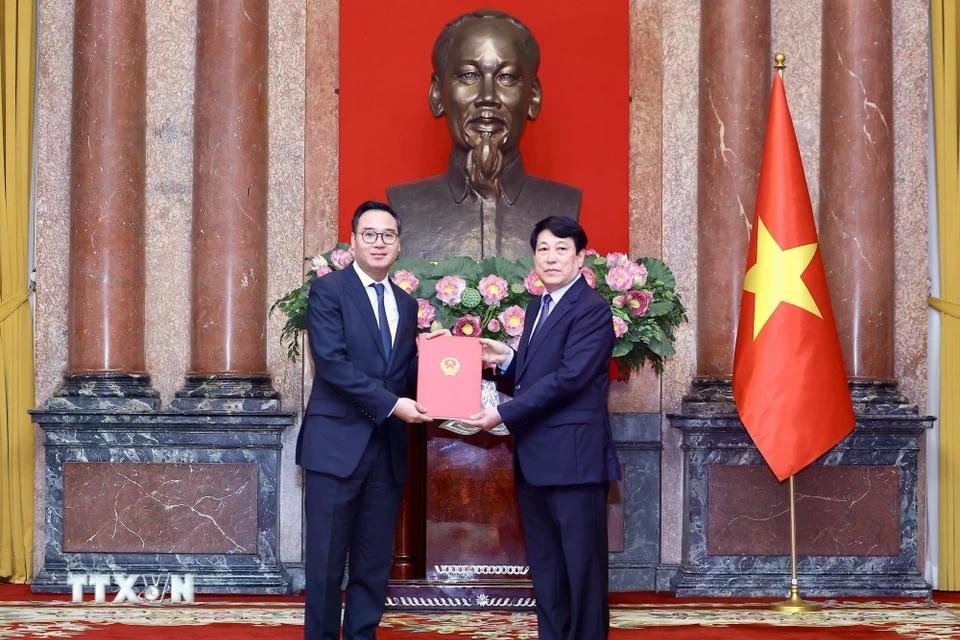 Chủ tịch nước Lương Cường trao quyết định phong hàm Đại sứ cấp 1 cho Phó Vụ trưởng, Phó Chánh Văn phòng Bộ Ngoại giao Ngô Toàn Thắng. Ảnh: Lâm Khánh/TTXVN