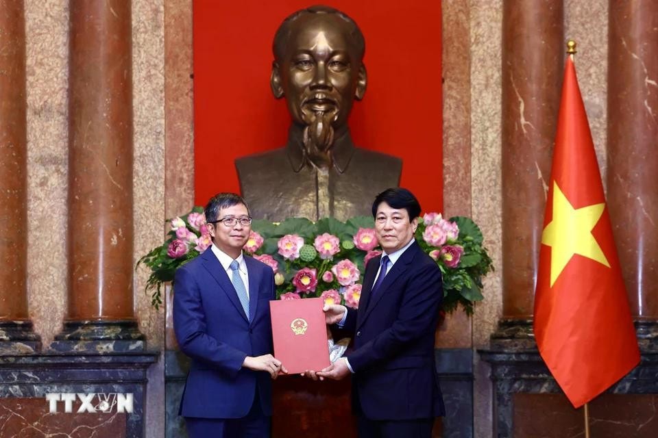 Chủ tịch nước Lương Cường trao quyết định phong hàm Đại sứ cấp 2 cho Thứ trưởng Bộ Ngoại giao Phạm Thanh Bình. Ảnh: Lâm Khánh/TTXVN