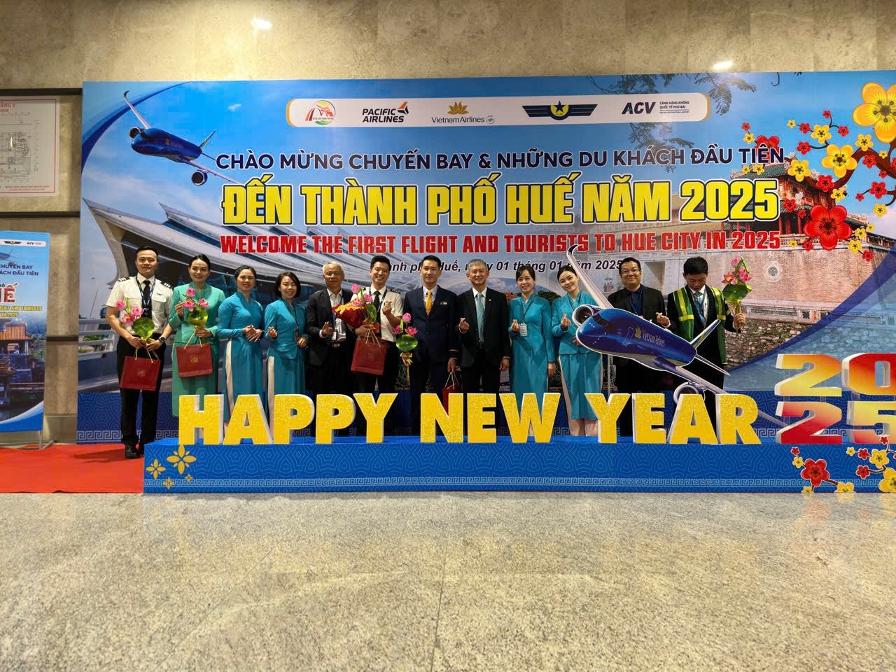 12-vietnam-airlines-chao-don-nhung-hanh-khach-dau-tien-nhan-dip-nam-moi-2025-tai-cang-hkqt-phu-bai-thua-thien-hue.jpg