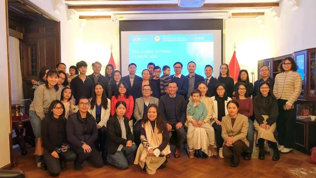 Vietnamese experts and scientists living in Denmark, Norway, Sweden and France pose for a photo (Photo: baoquocte.vn) ov-intellectuals.jpg