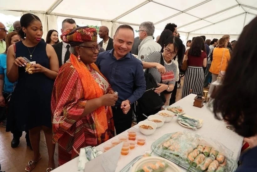 Minister Counsellor Le Dinh Ba introduces Vietnamese stall to WTO Director-General Ngozi Okonjo-Iweala at WTO Open Day 2024 (Photo: VNA) 1292e1f3-9755-48d0-a0d0-7d95fc010513.jpg