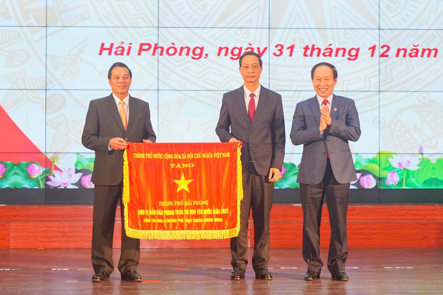 Ủy viên Trung ương Đảng, Bí thư Thành ủy, Trưởng Đoàn ĐBQH thành phố Hải Phòng Lê Tiến Châu trao Cờ thi đua của Chính phủ tặng thành phố Hải Phòng. Ảnh: Đàm Thanh