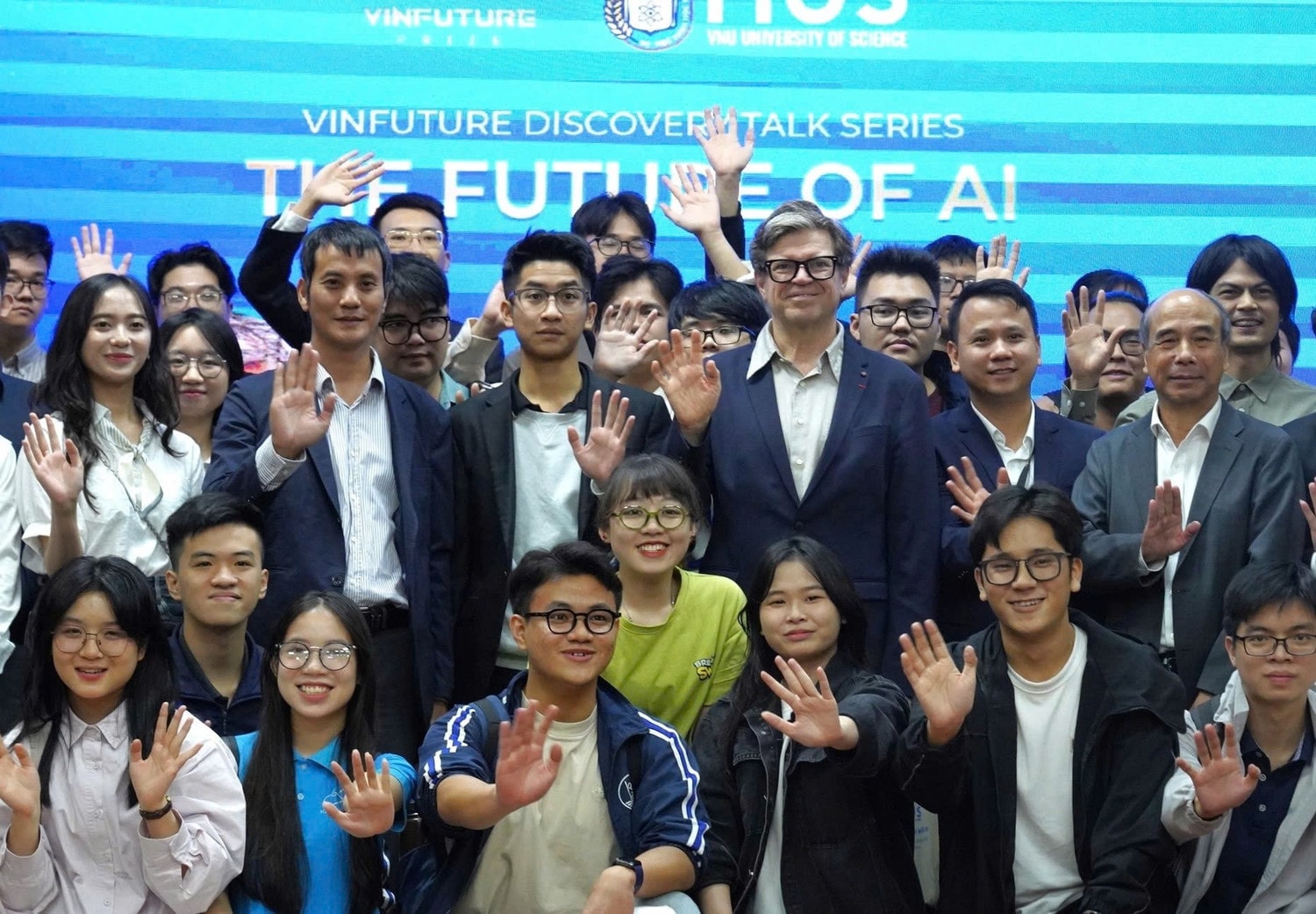 Các nhà khoa học hàng đầu thế giới giao lưu, trao đổi tri thức với sinh viên Trường Đại học Khoa học Tự nhiên, Đại học Quốc gia Hà Nội, ngày 5.12. Ảnh: T. Hằng