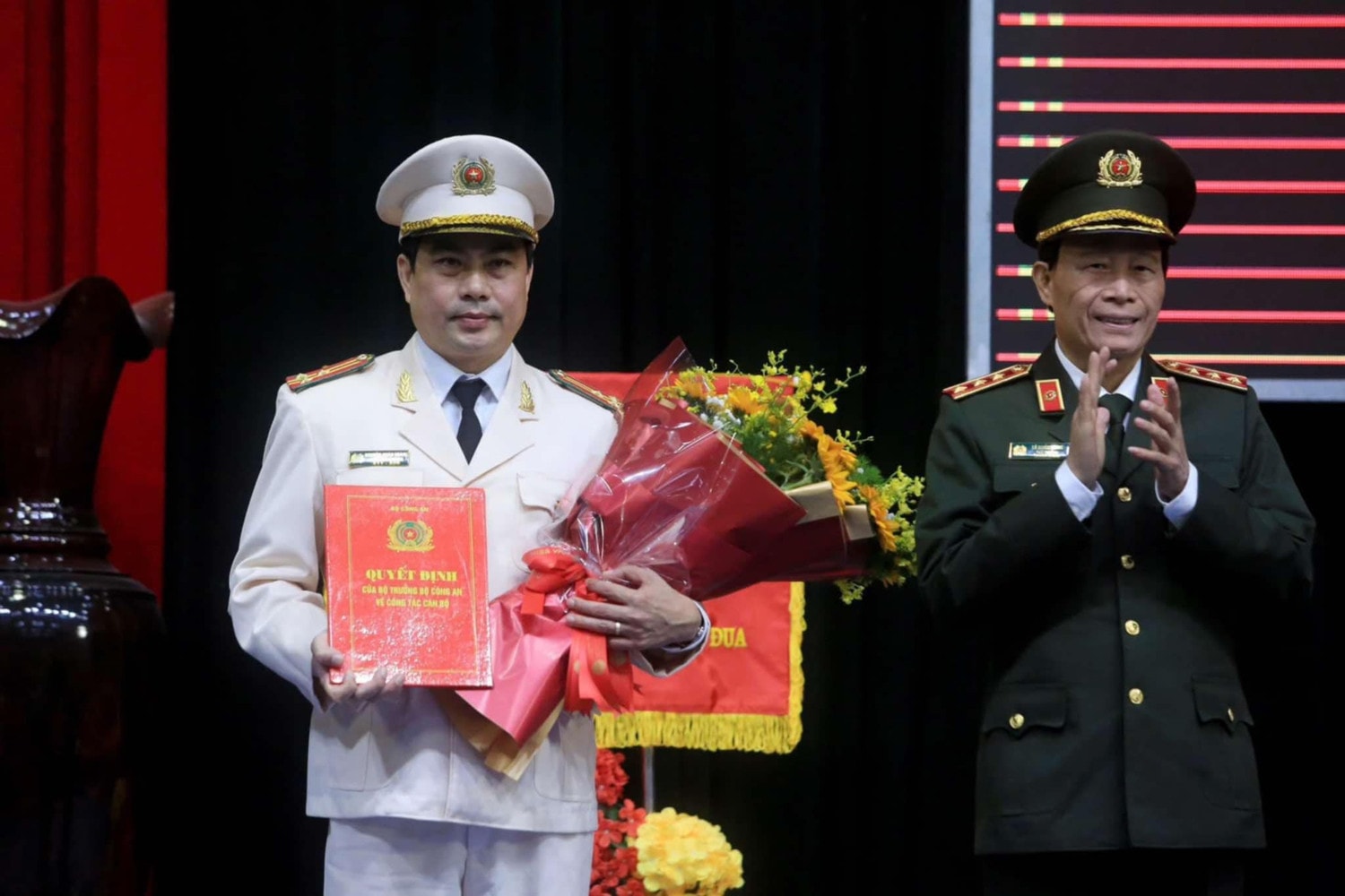 Lãnh đạo Bộ Công an trao quyết định bổ nhiệm cho Thượng tá Nguyễn Xuân Hoàng. Ảnh: TC