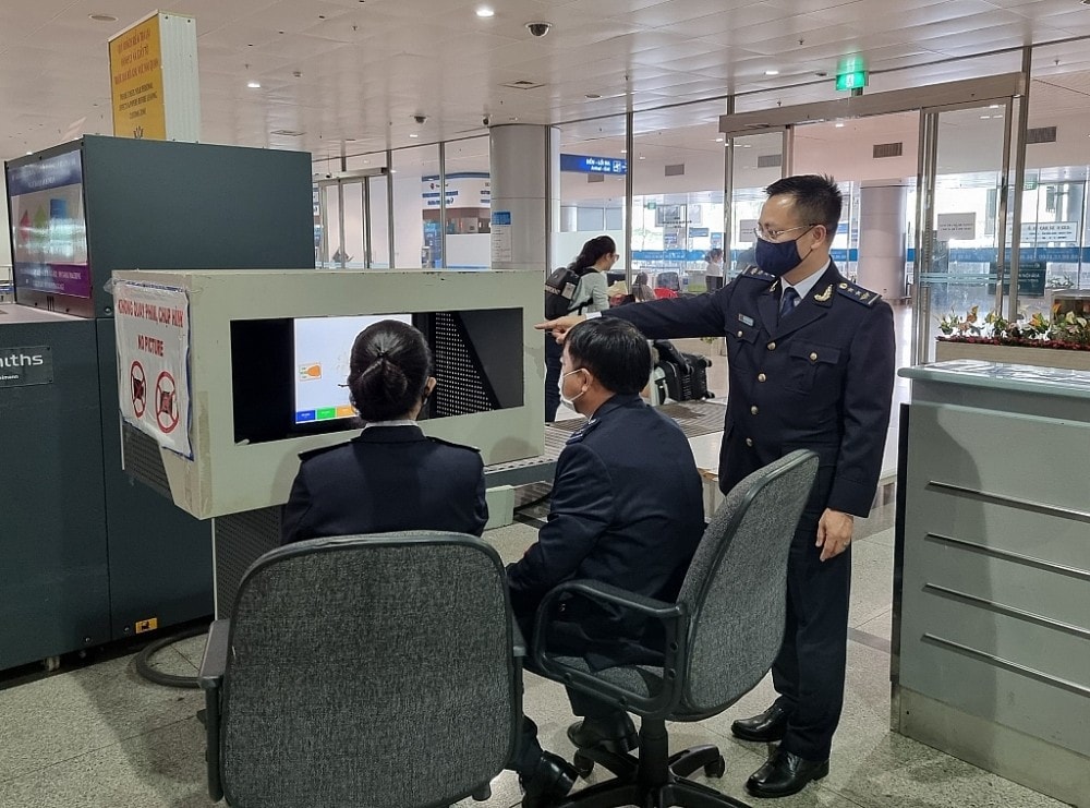 Chi cục Hải quan cửa khẩu sân bay quốc tế Tân Sơn Nhất kiểm tra hành lý qua máy soi. Ảnh: HQ