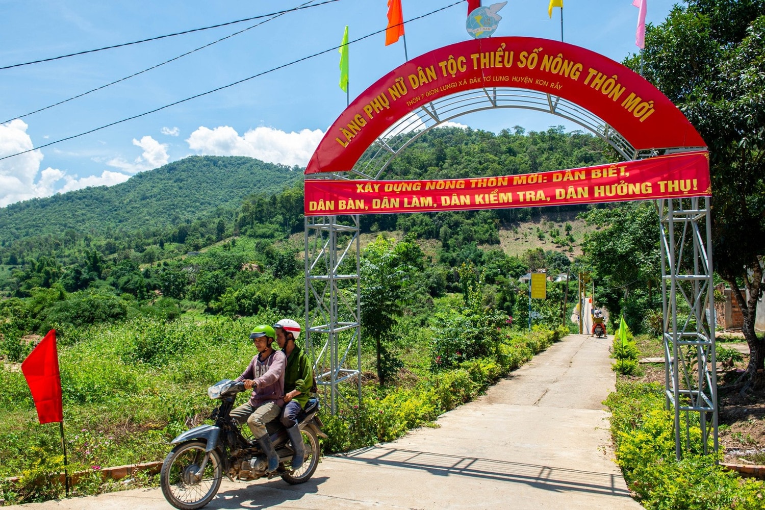 290920230235-203813lang-phu-nu-dan-toc-thieu-so-nong-thon-moi-kon-lung-xa-dak-to-lung.jpg