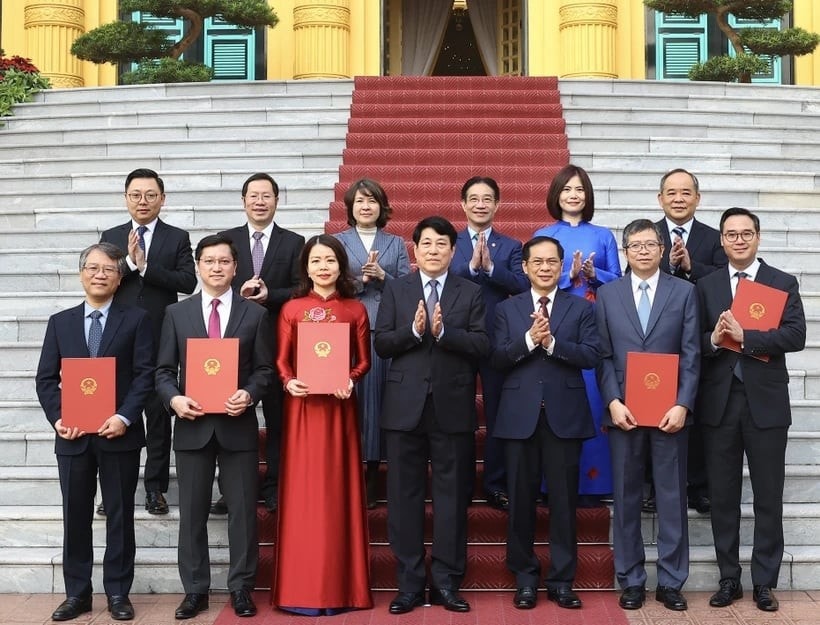 State President Luong Cuong presented decisions granting the title of Ambassador of the Socialist Republic of Vietnam to five officials and diplomats at a ceremony held in Hanoi on January 2. Photo: VNA a9707891-2c25-4f4c-872d-571bc49e2721.jpg