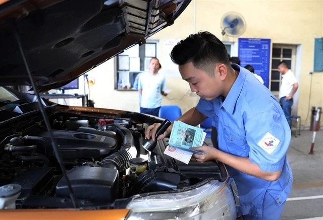 An car is inspected at a vehicle inspection centre in Hanoi. (Photo: VNA) 397661-2.jpg