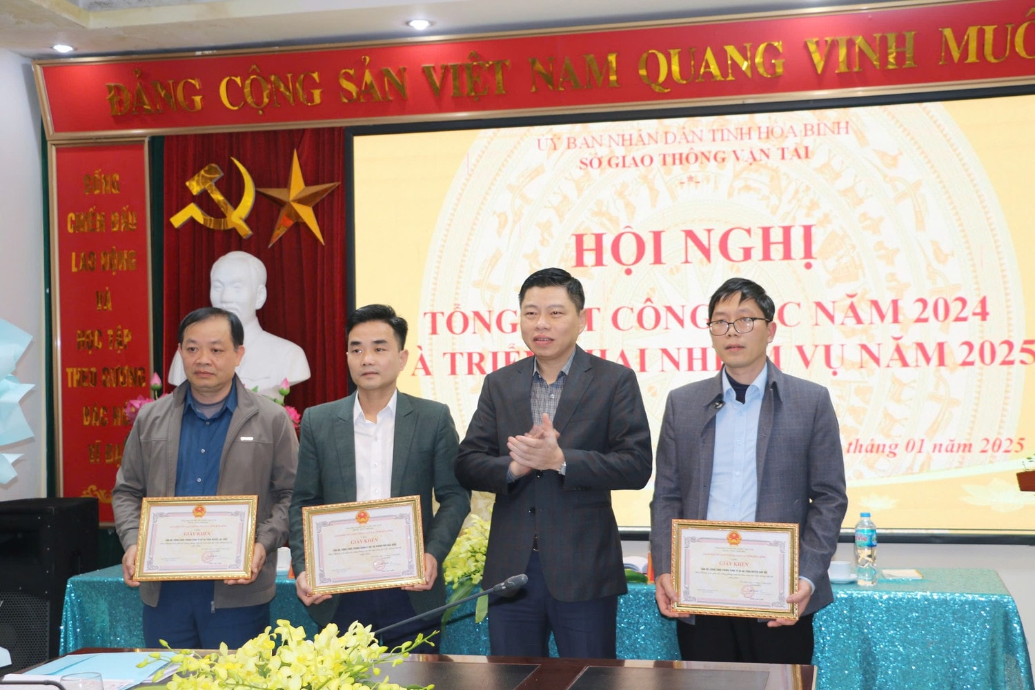 Sở Giao thông vận tải đã tặng Giấy khen cho 9 tập thể, 17 cá nhân có thành tích xuất sắc năm 2024. Ảnh: T.Tâm