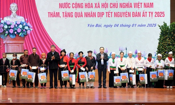 Chủ tịch Quốc hội Trần Thanh Mẫn và Bí thư Tỉnh ủy Yên Bái Trần Huy Tuấn tặng quà cho 20 hộ gia đình bị ảnh hưởng bão số 3 thuộc huyện Trấn Yên và huyện Yên Bình. Ảnh: Lâm Hiển