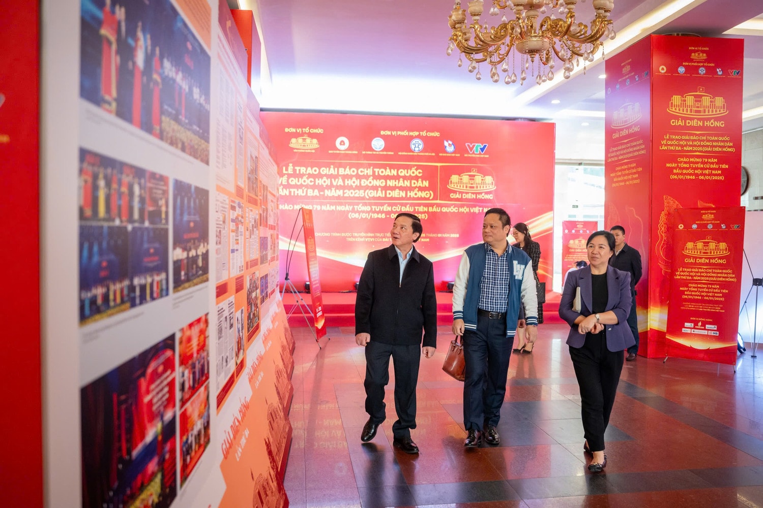 Phó Chủ tịch Quốc hội Nguyễn Khắc Định - Trưởng Ban Chỉ đạo Giải Báo chí toàn quốc về Quốc hội và Hội đồng Nhân dân tham quan Triển lãm Khoảnh khắc Diên Hồng. Ảnh: Hồ Long