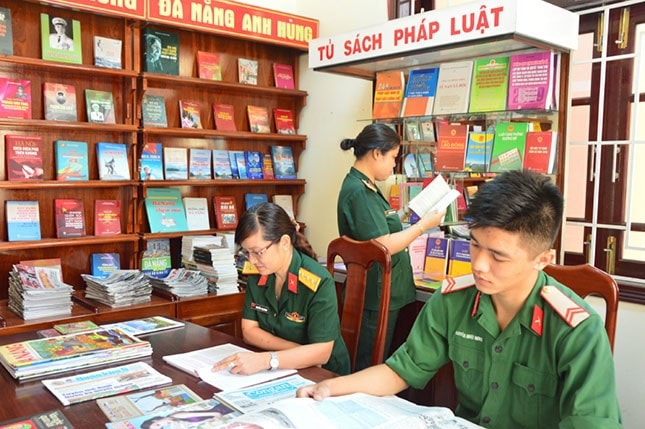 Tủ sách Pháp luật của Phòng Chính trị, Bộ Chỉ huy Quân sự thành phố Đà Nẵng
