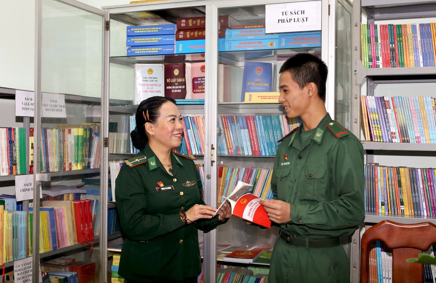 Tủ sách pháp luật tại Bộ Chỉ huy Bộ đội Biên phòng tỉnh Khánh Hòa. Ảnh: Vũ Nguyên