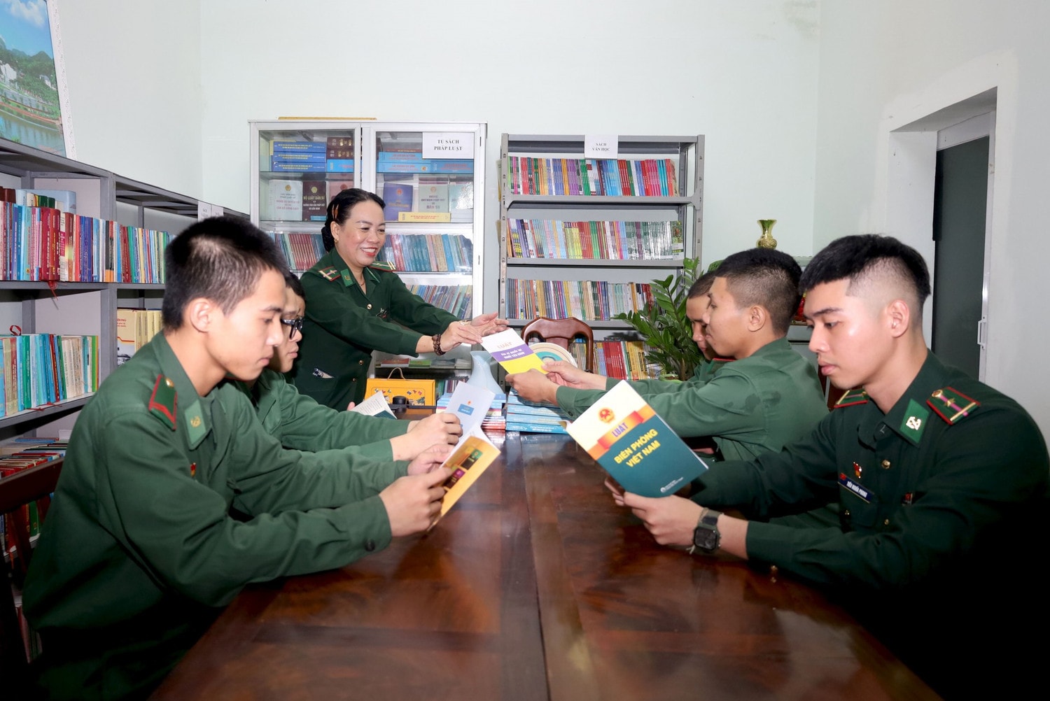 Tủ sách pháp luật tại Bộ Chỉ huy Bộ đội Biên phòng tỉnh Khánh Hòa