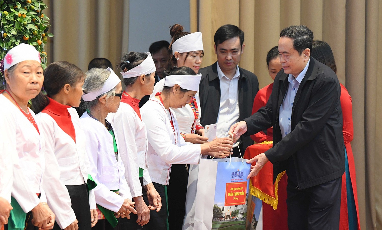 Chủ tịch Quốc hội Trần Thanh Mẫn và Bí thư Tỉnh ủy Yên Bái Trần Huy Tuấn tặng quà cho 20 hộ gia đình bị ảnh hưởng bão số 3 thuộc huyện Trấn Yên và huyện Yên Bình. Ảnh: Lâm Hiển