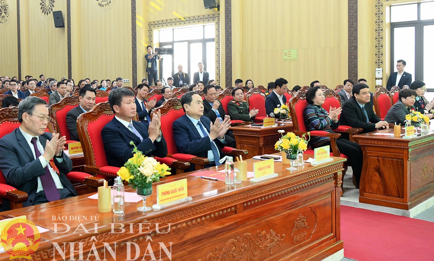 Chủ tịch Quốc hội Trần Thanh Mẫn và đại biểu dự Lễ công bố huyện Văn Yên đạt chuẩn nông thôn mới năm 2024. Ảnh: Lâm Hiển