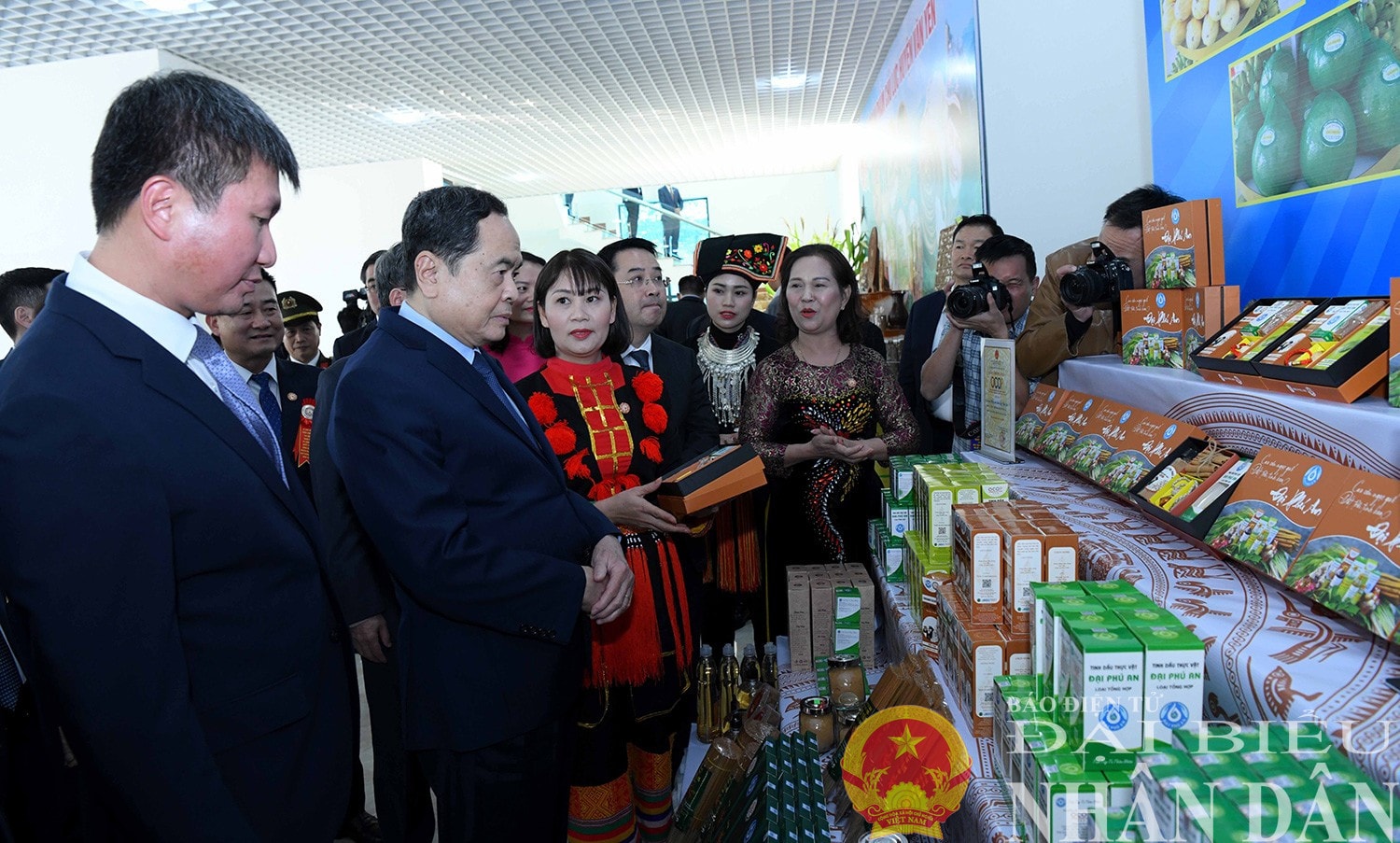 Chủ tịch Quốc hội Trần Thanh Mẫn và các đại biểu tham quan các gian hàng trưng bày các sản phẩm OCOP huyện Văn Yên. Ảnh: Lâm Hiển