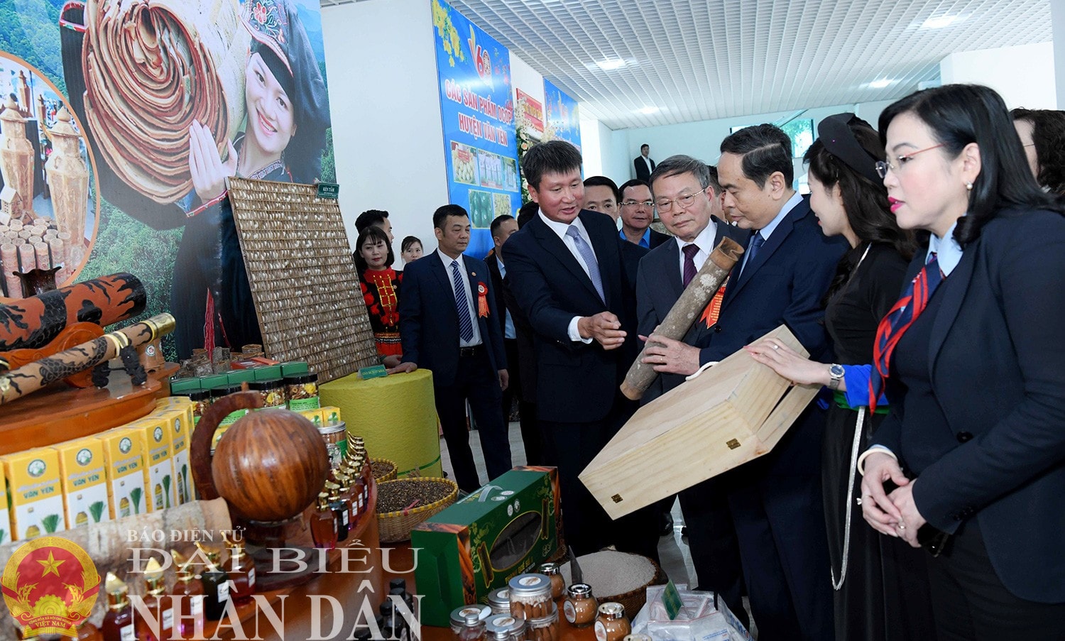Chủ tịch Quốc hội Trần Thanh Mẫn và các đại biểu tham quan các gian hàng trưng bày các sản phẩm OCOP huyện Văn Yên. Ảnh: Lâm Hiển